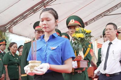 Truy điệu và an táng 5 hài cốt liệt sĩ được tìm thấy ở Hang Đá Sập