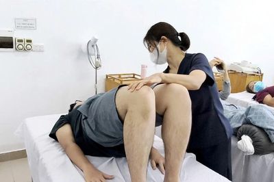 Ngồi học sai tư thế, thiếu niên 16 tuổi bị gù lưng, cổ rụt
