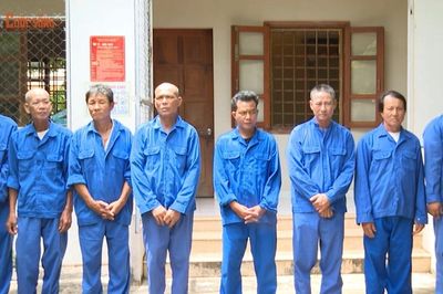 Liều lĩnh cưa đầu đạn, lấy hàng chục kg thuốc nổ TNT đem bán