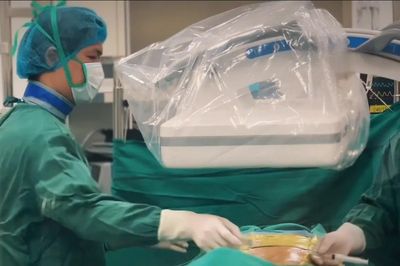 Đau thắt lưng sau bê chậu nước, cụ bà phát hiện gẫy đốt sống vì loãng xương