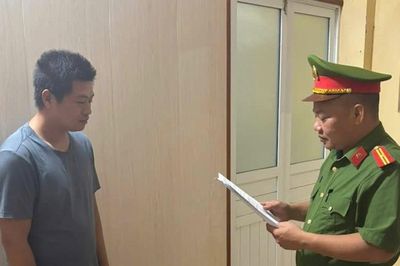 Khởi tố người đàn ông say rượu xông vào trụ sở UBND xã đập phá tài sản