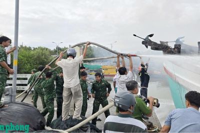 Kịp thời khống chế vụ cháy phương tiện chuyên cung cấp nhu yếu phẩm cho tàu cá khai thác thủy sản