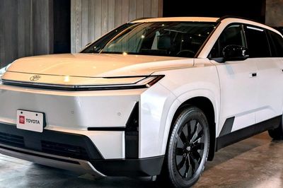 SUV điện 7 chỗ của Toyota lỡ hẹn ra mắt