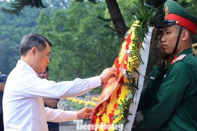 Thủ tướng dâng hương tưởng niệm các Anh hùng liệt sĩ tại Lào Cai