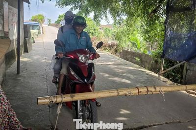 Cây cầu có barie bằng tre ở Hưng Yên