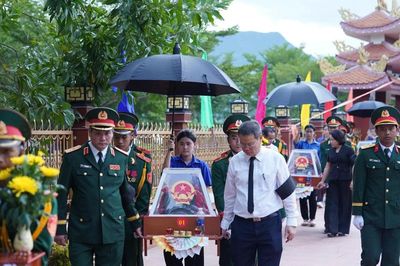 Xúc động lễ truy điệu và an táng 5 hài cốt liệt sĩ được tìm thấy trong hang Đá Sập