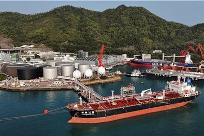 Nhập khẩu dầu thô của Trung Quốc 'chạm đáy' 10 năm