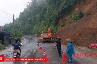 Mưa lớn gây sạt lở hàng nghìn m3 đất đá trên QL3 và QL6