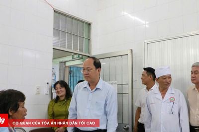 Bí thư Tỉnh ủy Cà Mau thăm hỏi bệnh nhân bị thương do dông lốc