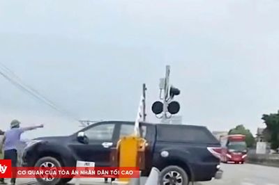 Nữ tài xế cố băng qua đường sắt khi gác chắn đã hạ