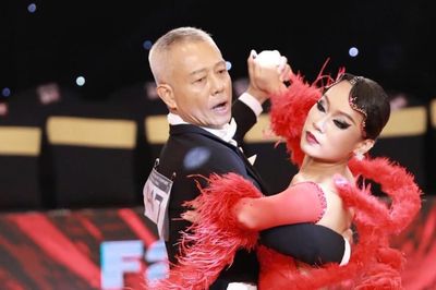 Ở tuổi 65, 'giáo sư quần đùi' Trương Nguyện Thành giành 3 huy chương dancesport
