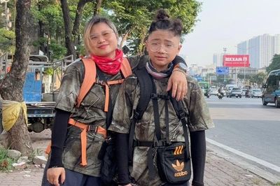 Mẹ giáo viên cùng con 'nghỉ hè chẳng giống ai', đi bộ 45 ngày xuyên miền Trung
