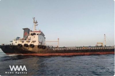 Hai tàu chở dầu trúng tên lửa ở eo biển Hormuz, 9 người thương vong