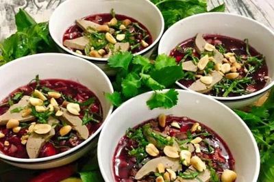 Hai ngày sau khi ăn tiết canh lợn, người đàn ông phải cấp cứu, thở máy