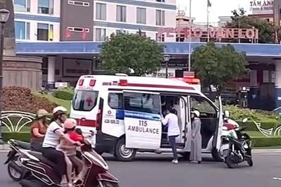 Khoảnh khắc xe cấp cứu dừng giữa đường cứu bé trai thu hút hàng nghìn lượt thích