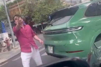 Bắt khẩn cấp hai người dừng ô tô đánh nhau giữa trung tâm TPHCM