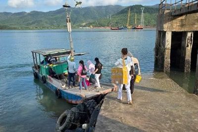 Đội ngũ y, bác sĩ vượt biển khám sức khỏe cho người dân ở đảo Quảng Ninh