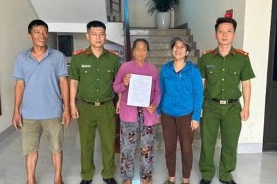 Công an chặn đứng kẻ bất lương lừa cụ bà U70 chuyển tiền 'phục vụ điều tra'