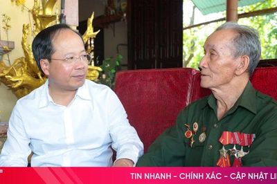 Bí thư Tỉnh ủy Nguyễn Duy Lâm thăm hỏi, tặng quà gia đình có công với cách mạng