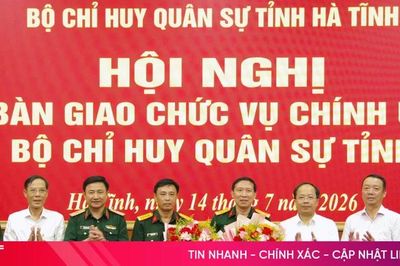 Bàn giao chức vụ Chính ủy Bộ Chỉ huy Quân sự tỉnh Hà Tĩnh