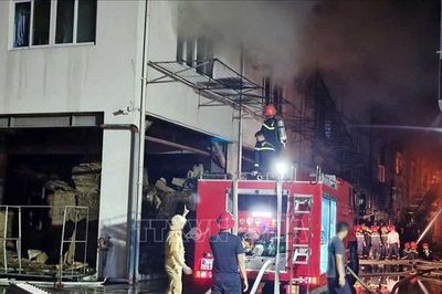 Thanh Hóa: Xuyên đêm dập tắt đám cháy tại khu Công nghiệp Tây Bắc Ga