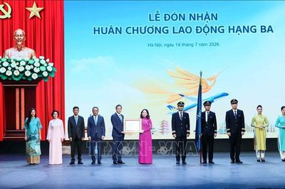 Phó Chủ tịch nước dự Lễ đón nhận Huân chương Lao động hạng Ba của Vietnam Airlines