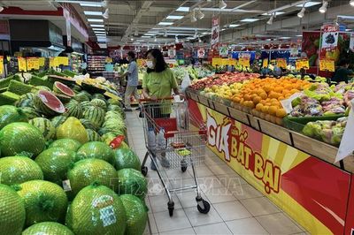 Xăng giảm nhiều kỳ, giá hàng hóa vẫn 'neo' cao
