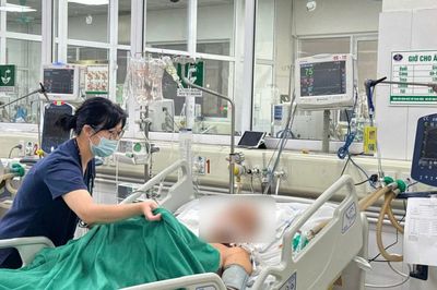 Ăn tiết canh, người đàn ông khỏe mạnh phải thở máy vì viêm màng não