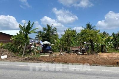 Hình ảnh: Người dân tự ý đào đất tại dự án đường tỉnh 878 Đồng Tháp
