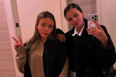 Mẹ Selena Gomez gây tranh cãi vì bài đăng úp mở về hai con gái