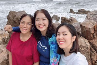 Lê Phương về quê thăm mẹ chồng