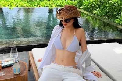 Hoa hậu Bùi Quỳnh Hoa khoe cơ bụng số 11 săn chắc với đồ tắm nóng bỏng
