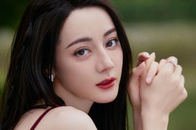 Địch Lệ Nhiệt Ba lập thành tích mới với hơn 1 tỷ NDT doanh thu