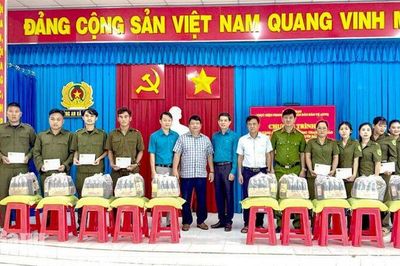 Xã Ô Lâm trao 100 phần quà cho hộ nghèo, lực lượng giữ gìn an ninh trật tự