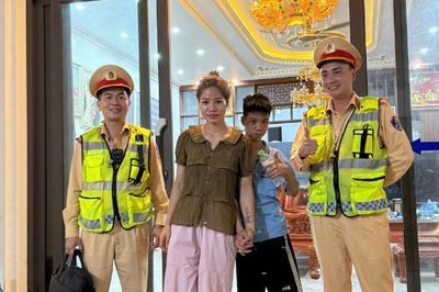 Cảnh sát giao thông Bắc Ninh kịp thời đưa cháu bé khuyết tật lạc trên cao tốc về gia đình an toàn