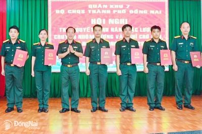 Trao các quyết định cho quân nhân thuộc lực lượng vũ trang thành phố