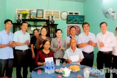 Phó Bí thư Tỉnh ủy Châu Thị Mỹ Phương thăm, tặng quà gia đình chính sách