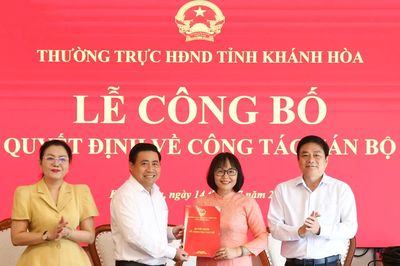 Trao quyết định bổ nhiệm bà Nguyễn Thị Sâm giữ chức vụ Phó Chánh Văn phòng Đoàn Đại biểu Quốc hội và HĐND tỉnh