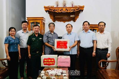 Phó Chủ tịch UNBD tỉnh Nguyễn Sỹ Cảnh thăm, tặng quà người có công trên địa bàn xã Phong Thổ