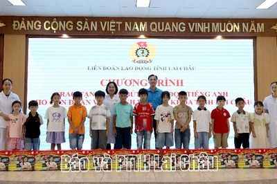 Trao tặng 15 bộ thiết bị học tiếng Anh cho con đoàn viên có hoàn cảnh khó khăn