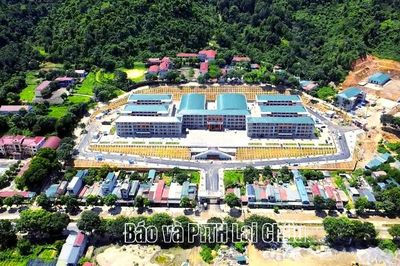 Ngôi trường mới mở tương lai cho học sinh vùng biên