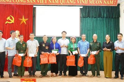 Đồng chí Hoàng Quốc Khánh thăm hỏi gia đình người có công