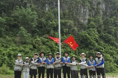 Bàn giao công trình thắp sáng đường thôn tại xã Na Sầm