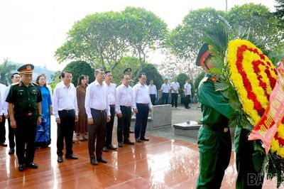 Thủ tướng Chính phủ Lê Minh Hưng dâng hương tưởng niệm các Anh hùng liệt sĩ tại Nghĩa trang Liệt sĩ trung tâm tỉnh Lào Cai