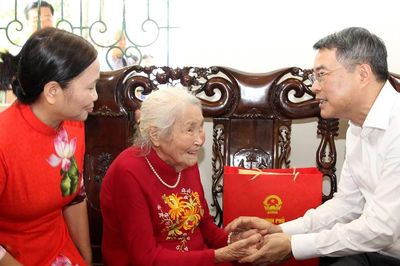 Thủ tướng Chính phủ Lê Minh Hưng thăm, tặng quà gia đình chính sách tại Lào Cai