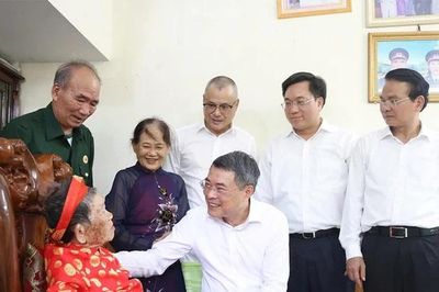 Thủ tướng Chính phủ Lê Minh Hưng thăm, tặng quà gia đình chính sách tại tỉnh Phú Thọ