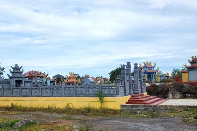 Chưa đủ cơ sở xác định hành vi chiếm dụng lối đi chung vào nghĩa trang