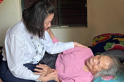 Lãnh đạo Đoàn đại biểu Quốc hội tỉnh thăm Bà mẹ Việt Nam anh hùng và các gia đình chính sách