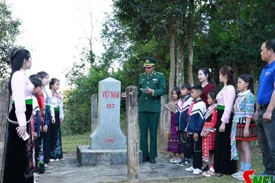 Tiếp thêm động lực cho học trò nghèo vùng biên
