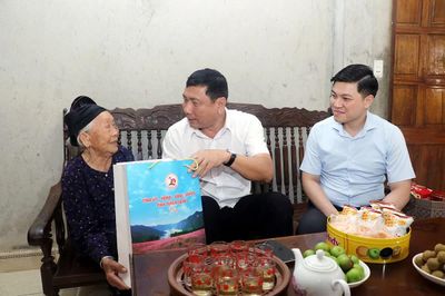 Các đồng chí lãnh đạo tỉnh thăm, tặng quà gia đình chính sách, người có công tại các địa phương